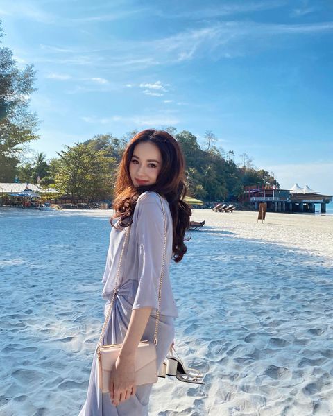 sophia albarakbah di pantai dengan penampilan kasual Sophia