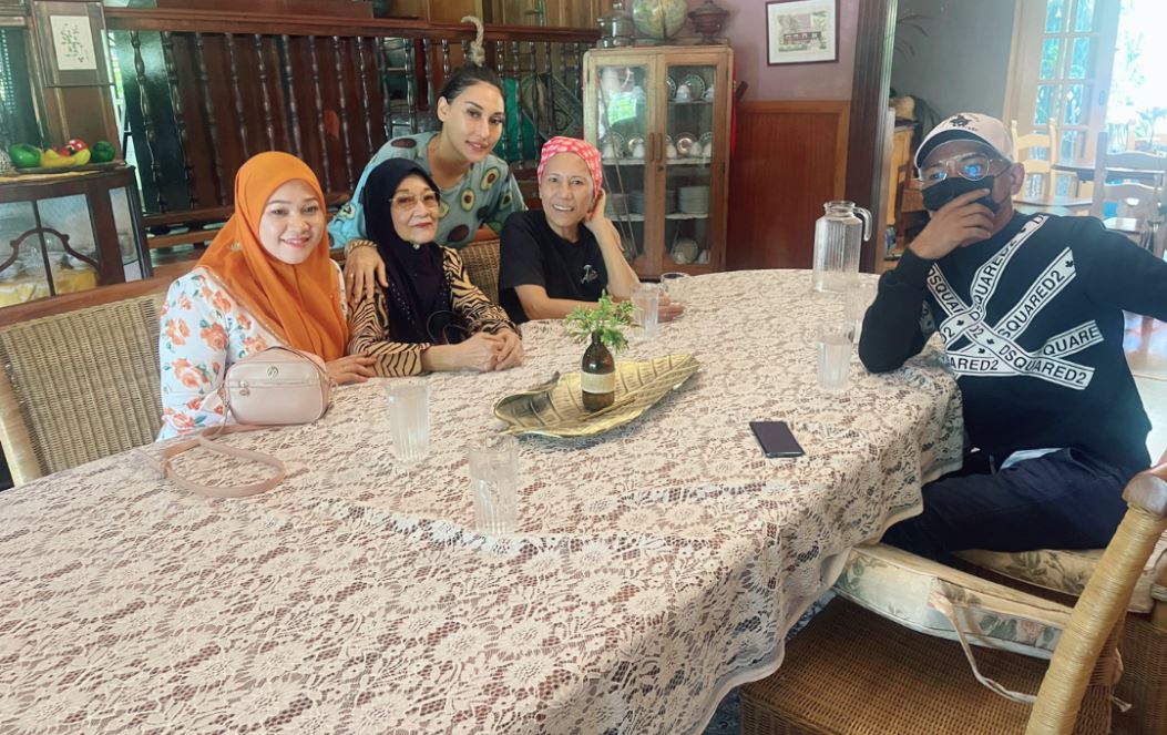 Anju @Zarina Anjoule dan Keluarga Khazrul Mohon Maaf