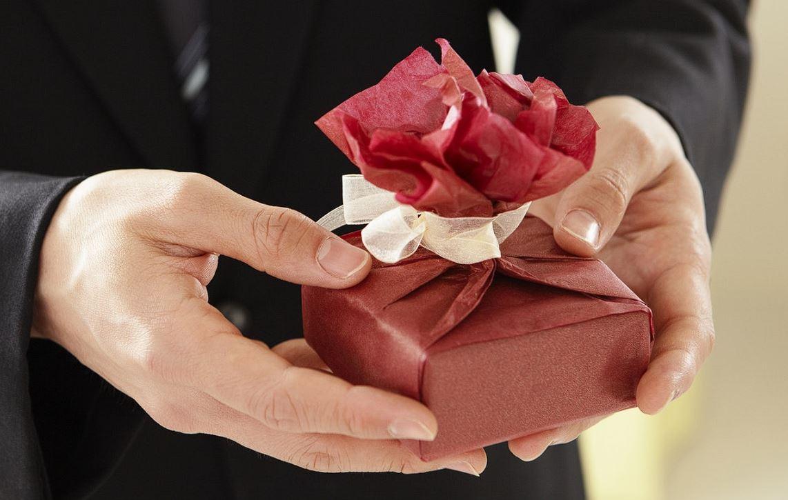 10 Idea Hadiah Untuk Wanita Tersayang Yang Pasti Mereka Suka!